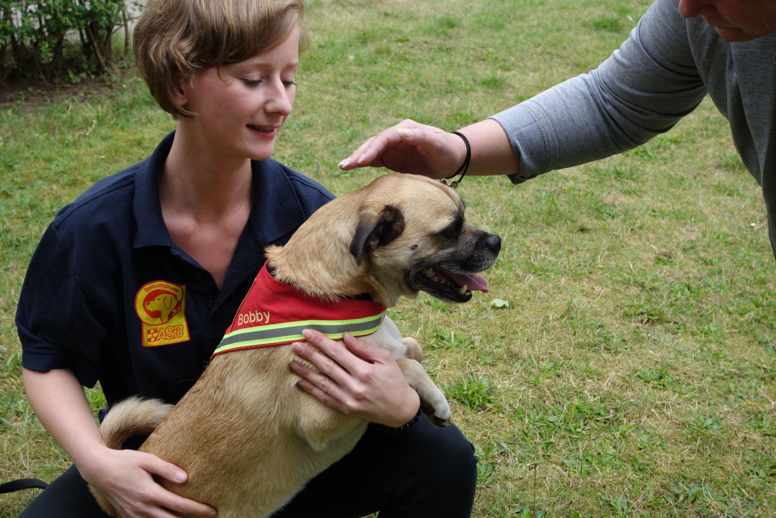 Anna Franciska Liedkte mit Besuchshund Bobby