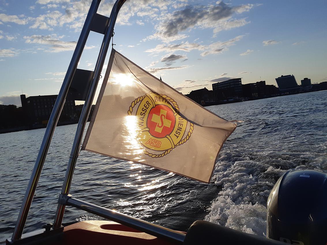 Boot der ASB-Wasserrettung auf der Kieler Förde