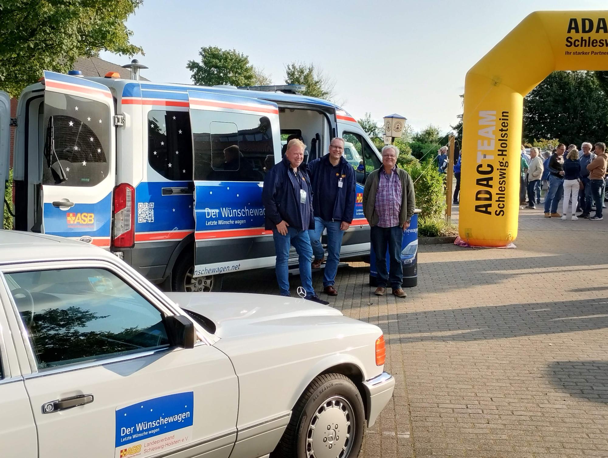 Der ASB-Wünschewagen bei der ADAC Classic Car Charity 2024