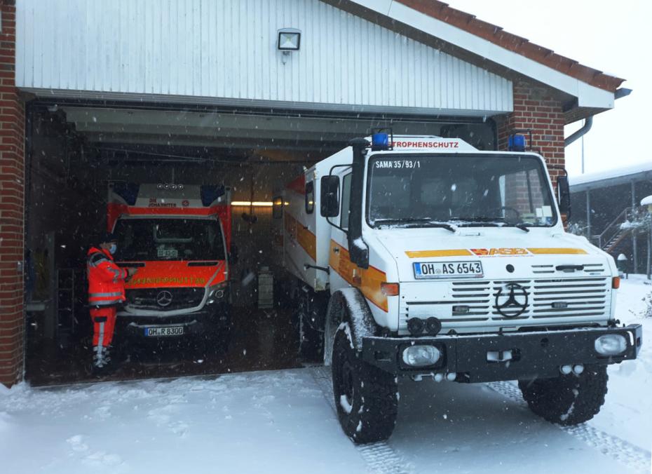 Der Unimog-Krankenwagen vor der Rettungswache Cismar