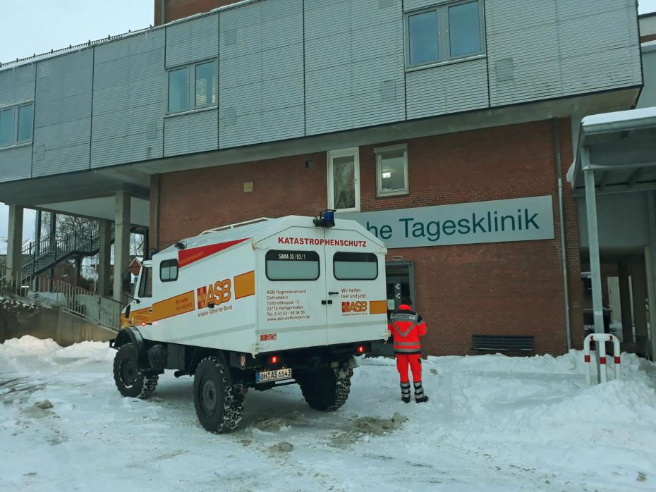 Vor der Sana-Klinik in Oldenburg/H.