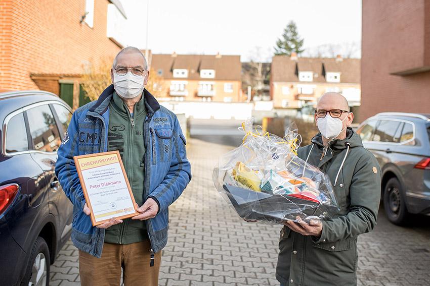 ASB-Geschäftsführer Mario Leuner überreicht einen Präsentkorb an Peter Diekmann (li.).