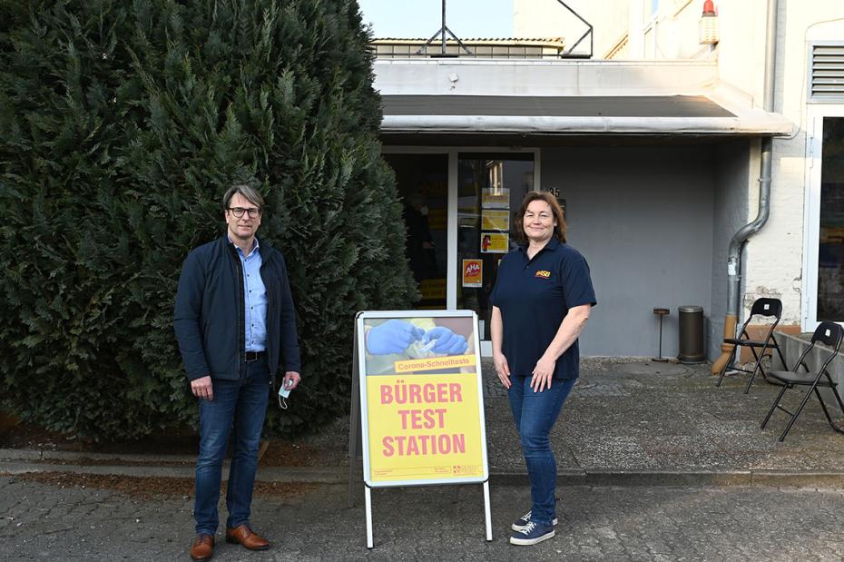 Bürgermeister Kuno Brandt wurde von der ASB-Geschäftsführerin Elke Sönnichsen am Eingang der Teststation im Jugendclub „Pier 15“ empfangen.