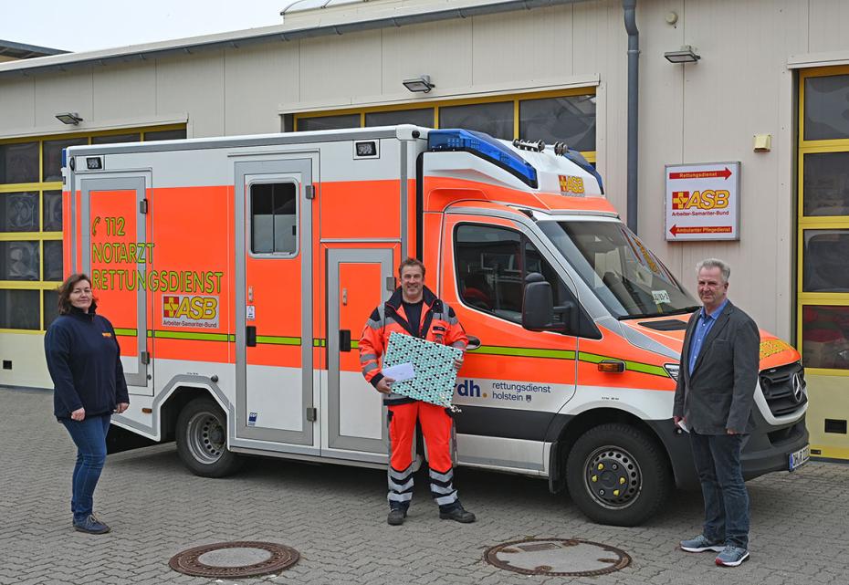 ASB-Geschäftsführerin Elke Sönnichsen (links) und der Leiter Rettungsdienst beim ASB, Hans-Jörg Will (rechts), gratulierten dem Jubilaren Marcel Graf (mitte) zu seiner 25-jährigen Dienstzeit.