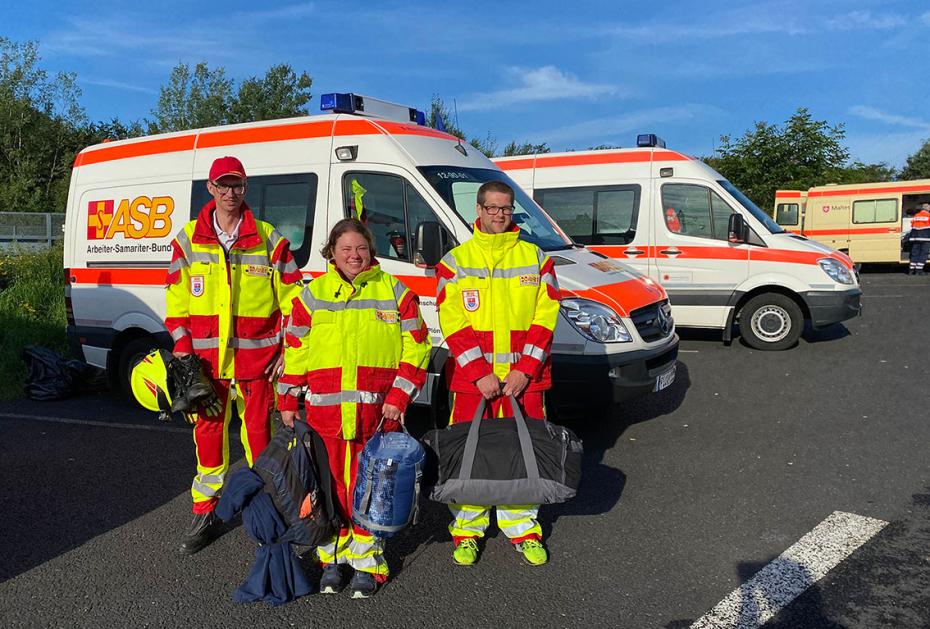 Abfahrt von ASB-Helfer:innen aus Ahrweiler Abfahrt von ASB-Helfer:innen aus Ahrweiler