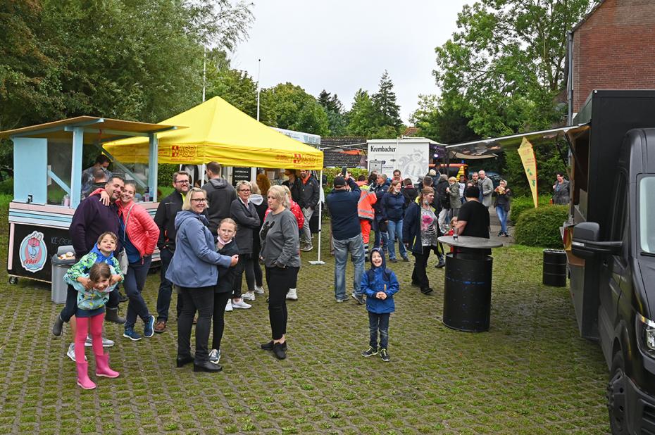 2021-08-28_-_asb_sommerfest_092_-_fehmarn_web.jpg Zwei Food-Trucks, handgemachtes Eis und ein Getränkewagen sorgten für eine abwechslungsreiche Verpflegung der Teilnehmer:innen des ASB-Sommerfestes am Meeschendorfer Dörfergemeinschaftshaus auf Fehmarn am vergangenen Sonnabend.