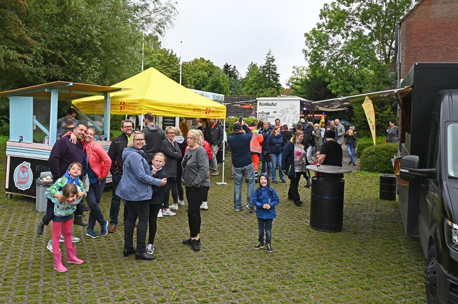 Zwei Food-Trucks, handgemachtes Eis und ein Getränkewagen sorgten für eine abwechslungsreiche Verpflegung der Teilnehmer:innen des ASB-Sommerfestes am Meeschendorfer Dörfergemeinschaftshaus auf Fehmarn am vergangenen Sonnabend.