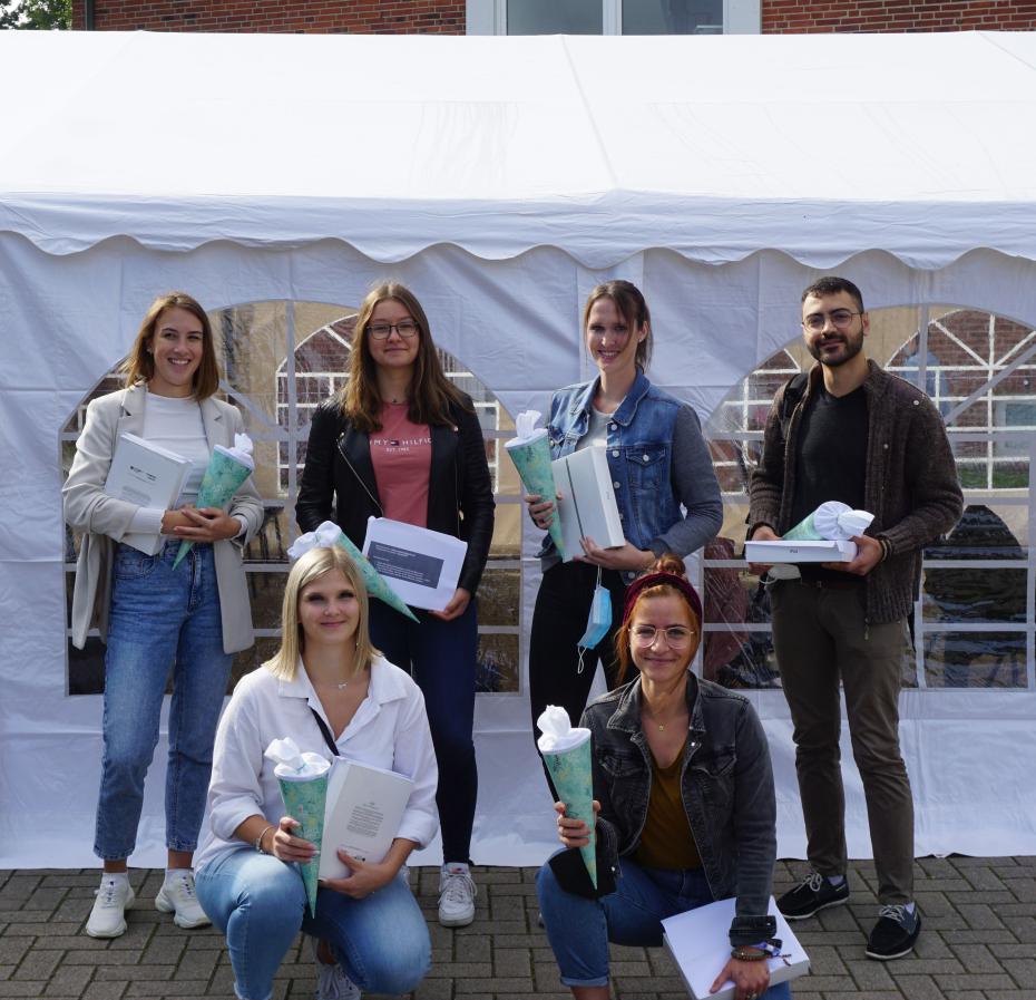 Im Bild die Azubis des ASB Schleswig-Holstein: (v.li.) Jana Schubert (RV Stormarn-Segeberg), Lisa Lorenzen (RV Kiel), Celina Braunert und Jessica Spit (RV Ostholstein), Inga Dinkelmann und Eyass Soubh (RV Kiel).