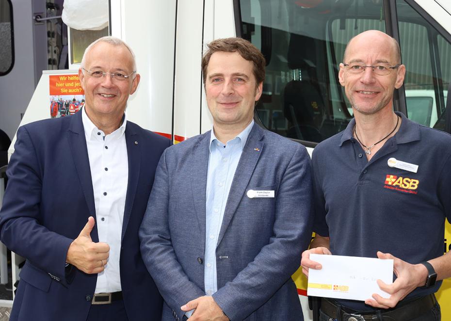 asb_sh_einweihung_rettungswache_kiel-vorstand-01.jpg Regionalverbandsvorsitzender Frank Ziegler (Mitte) und Geschäftsführer Wolfgang Mainz (rechts) freuten sich über den Scheck, den Landesvorsitzender Thomas Elvers zur Einweihung der Rettungswache des Kieler ASB überreichte. Fotos: Martin Geist