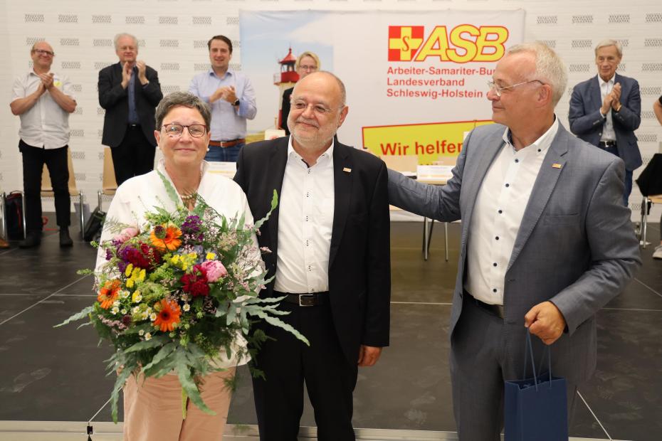 Viel Lob und Anerkennung vom Landesvorsitzenden für Heribert Röhrig (Mitte), Dank für Verständnis ging an seine Ehefrau Astrid.