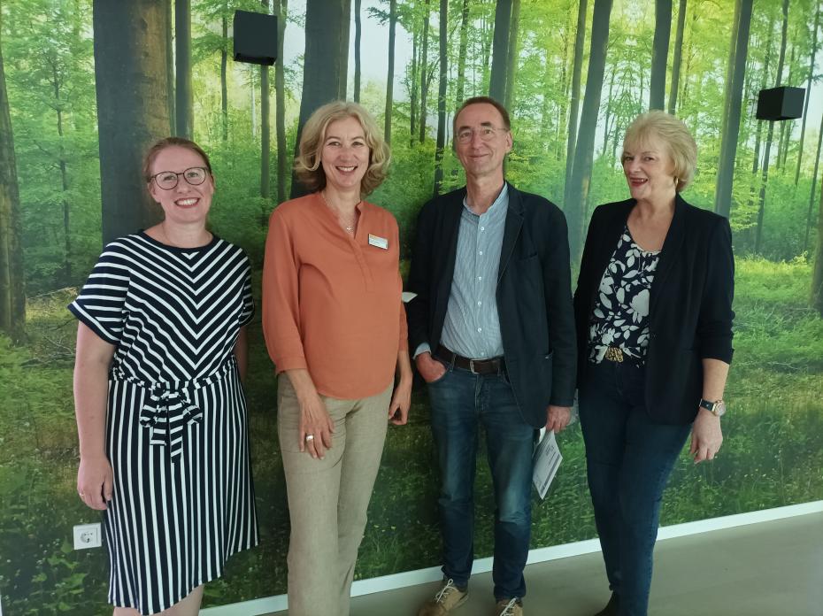 Gehen bei der Qualifizierung Ehrenamtlicher gemeinsame Wege: Hospizleiterin Dagmar Andersen (2.v.li.) mit Nina Holz, Rüdiger Blaschke und Kirstin Baade (v.li.n.re.) vom Hospiz-Förder-Verein Itzehoe. Foto: ASB SH Gehen bei der Qualifizierung Ehrenamtlicher gemeinsame Wege: Hospizleiterin Dagmar Andersen (2.v.li.) mit Nina Holz, Rüdiger Blaschke und Kirstin Baade (v.li.n.re.) vom Hospiz-Förder-Verein Itzehoe. Foto: ASB SH