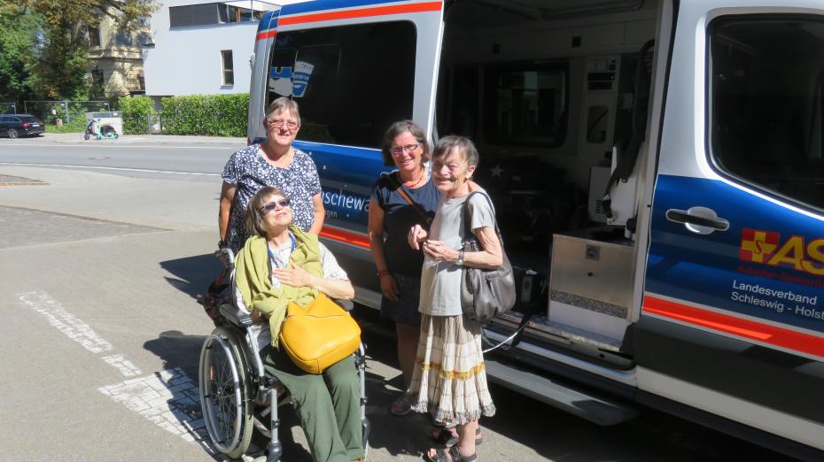 Frau K. vor dem Wünschewagen auf dem Weg zur Trauerfeier für Ihren Ehemann