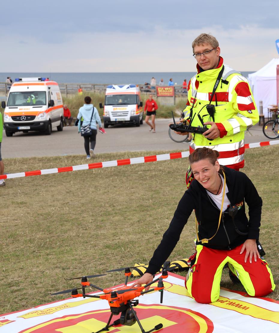 Tag der Retter Gleich geht das Flugobjekt in die Luft. Kim-Sarah Meyer-Hinrichsen und Hauke Dettmers beim Startmanöver.