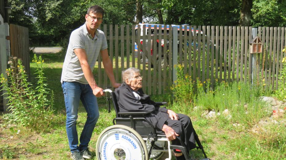 Unser Fahrgast mit seinem Sohn im Garten