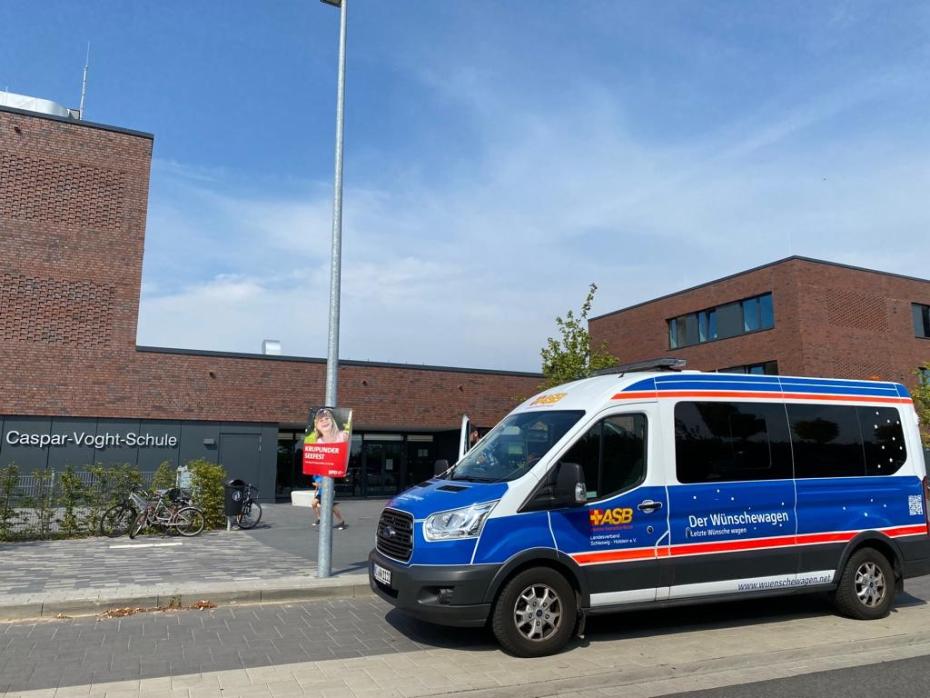 Wünschewagen vor der Caspar-Voght-Schule