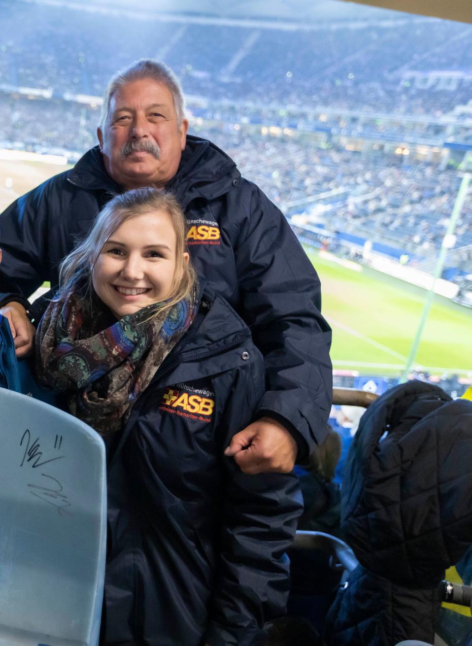 Die Wunscherfüller Christina und Helmut im Volksparkstadion.