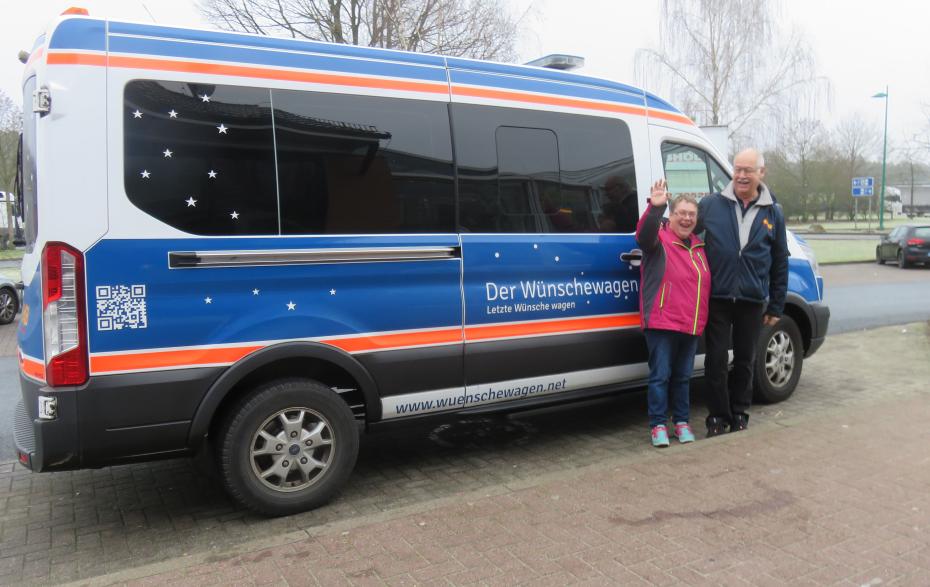 Cindy und Hans-Rudolf vorm Wünschewagen