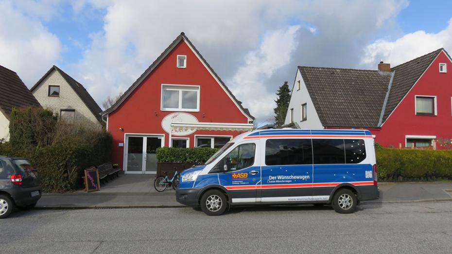 Der Wünschewagen vor dem Eisladen Soost