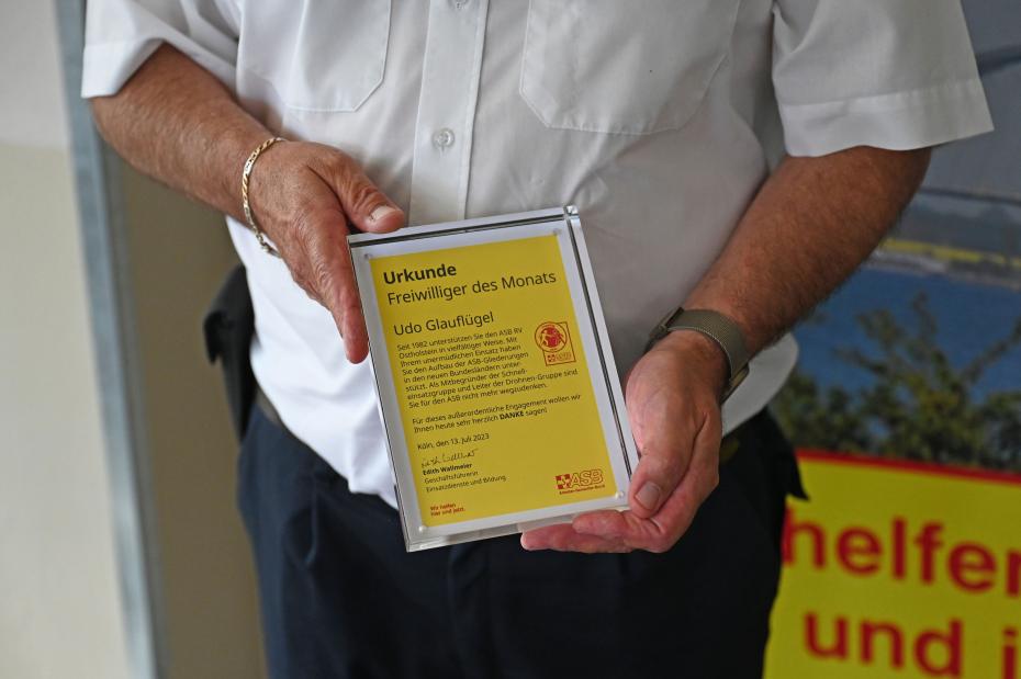 Beeindruckende Fakten schwarz auf gelb: Text zur Ehrenurkunde „Freiwilliger des Monats August 2023“.