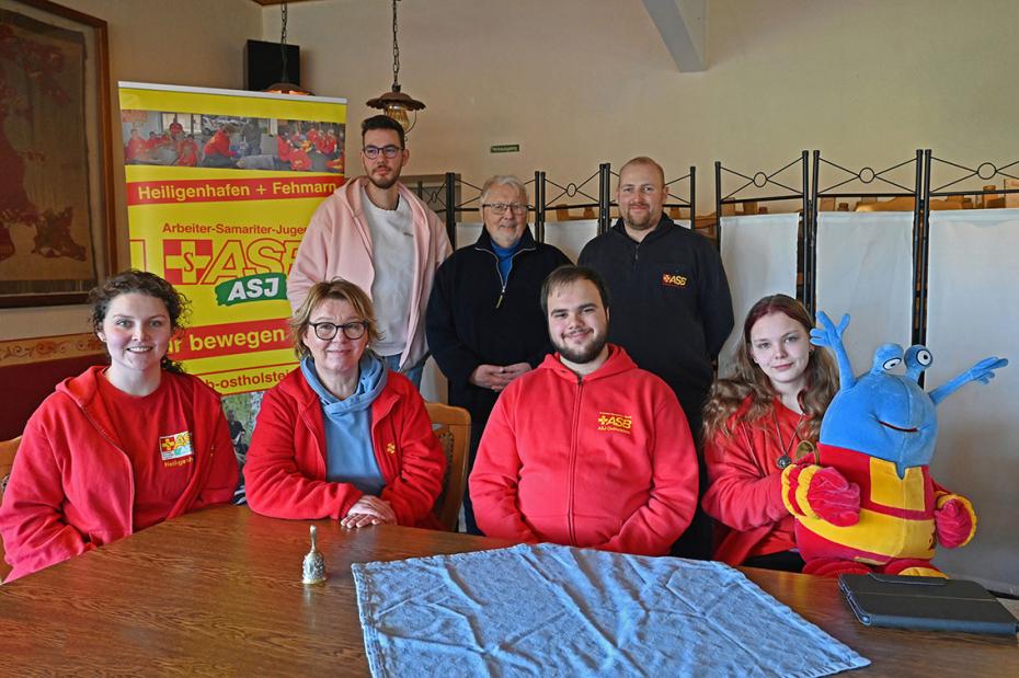 Jana Lafrentz (Jugendleiterin), Mareile Kordlewska und Simon Carstens (Stellvertretende Jugendleiter/innen) sowie Jaimee Stüben und Kristina Mohr (nicht auf dem Bild) (weitere Vorstandsmitglieder) (v.l.n.r.) sind die nächsten zwei Jahre für die Leitung der ASB-Jugend in Ostholstein verantwortlich. Die Aufgabe der Jugend-Kontrollkommission wurde Joshua Coenen, Peter Foth und Florian Frambach (hintere Reihe v.l.n.r.) übertragen. Foto: Jörg Bochnik