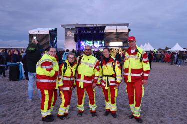 Eine Gruppe von ASB-Sanitäter*innen bei Stars at the Beach