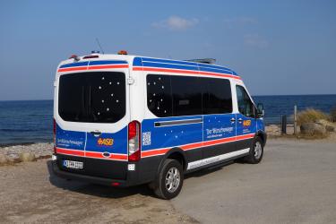 Der Wünschewagen Schleswig-Holstein am Strand von Hohenfelde.