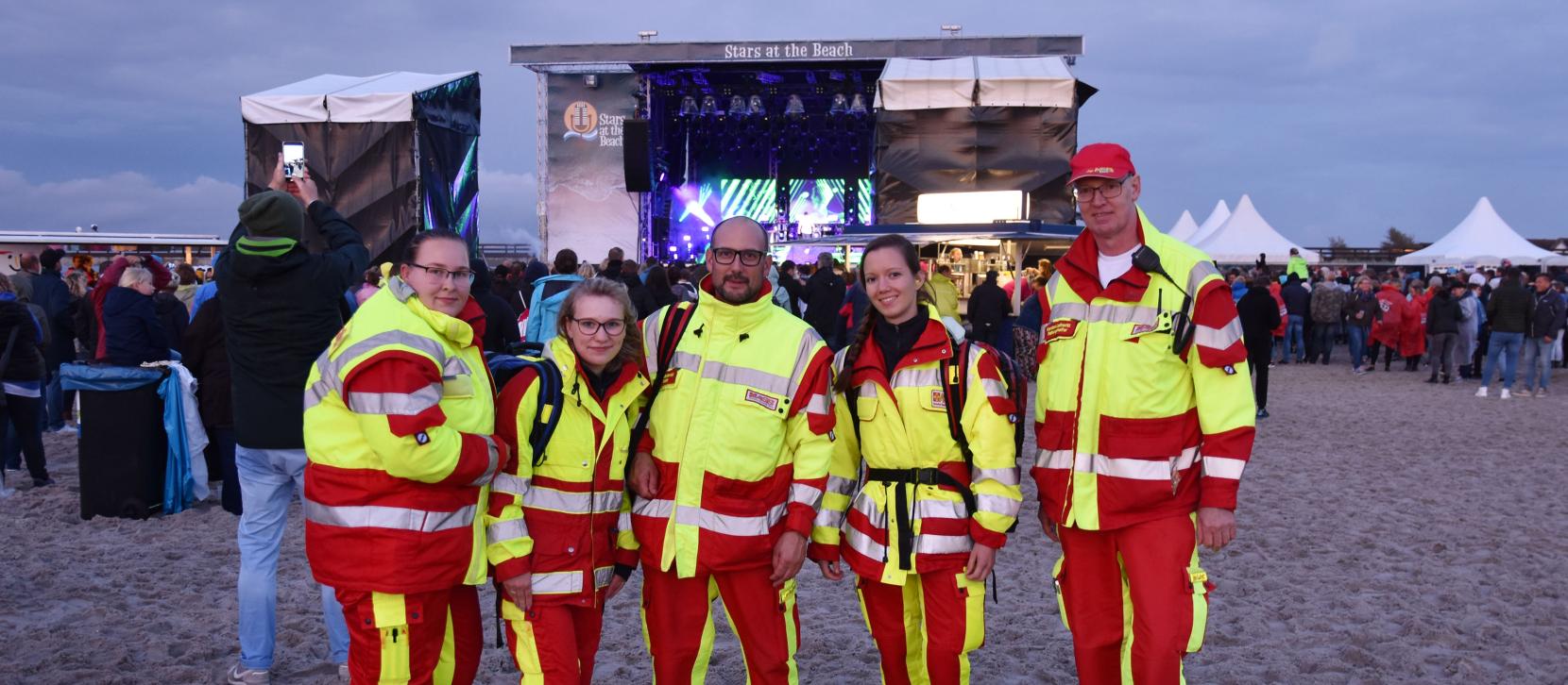 Eine Gruppe von ASB-Sanitäter*innen bei Stars at the Beach