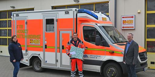 ASB-Geschäftsführerin Elke Sönnichsen (links) und der Leiter Rettungsdienst beim ASB, Hans-Jörg Will (rechts), gratulierten dem Jubilaren Marcel Graf (mitte) zu seiner 25-jährigen Dienstzeit.