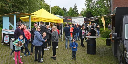 Zwei Food-Trucks, handgemachtes Eis und ein Getränkewagen sorgten für eine abwechslungsreiche Verpflegung der Teilnehmer:innen des ASB-Sommerfestes am Meeschendorfer Dörfergemeinschaftshaus auf Fehmarn am vergangenen Sonnabend.