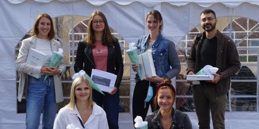 Im Bild die Azubis des ASB Schleswig-Holstein: (v.li.) Jana Schubert (RV Stormarn-Segeberg), Lisa Lorenzen (RV Kiel), Celina Braunert und Jessica Spit (RV Ostholstein), Inga Dinkelmann und Eyass Soubh (RV Kiel).