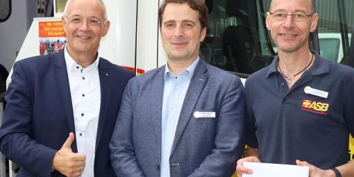 asb_sh_einweihung_rettungswache_kiel-vorstand-01.jpg Regionalverbandsvorsitzender Frank Ziegler (Mitte) und Geschäftsführer Wolfgang Mainz (rechts) freuten sich über den Scheck, den Landesvorsitzender Thomas Elvers zur Einweihung der Rettungswache des Kieler ASB überreichte. Fotos: Martin Geist