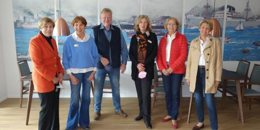 asb-hospiz-spende-iwc-itzehoe_01.jpg Im Bild (v. li. n. re.) Bärbel Dümcke, Gabriele Haitermann, Axel Schröter, Dagmar Andersen, Helle Kollmann und Benita von Sass-Hasselblatt.