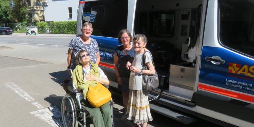 Frau K. vor dem Wünschewagen auf dem Weg zur Trauerfeier für Ihren Ehemann Frau K. vor dem Wünschewagen auf dem Weg zur Trauerfeier für Ihren Ehemann