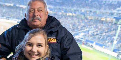 Die Wunscherfüller Christina und Helmut im Volksparkstadion.