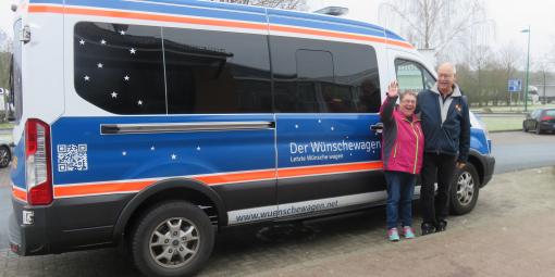 Cindy und Hans-Rudolf vorm Wünschewagen