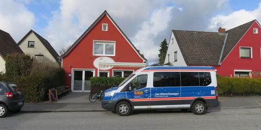 Der Wünschewagen vor dem Eisladen Soost