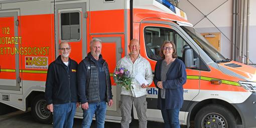 Zum 40. Dienstjubiläum am 16. Mai 2023 überbrachten Geschäftsführerin Elke Sönnichsen (rechts), der Vorstandsvorsitzende des ASB Ostholstein Jörg Bochnik (links) sowie der Leiter Rettungsdienst Hans-Jörg Will (2.v.l.) die Glückwünsche des ASB an den Jubilaren Rainer Schröder (2.v.r.)