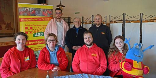 Jana Lafrentz (Jugendleiterin), Mareile Kordlewska und Simon Carstens (Stellvertretende Jugendleiter/innen) sowie Jaimee Stüben und Kristina Mohr (nicht auf dem Bild) (weitere Vorstandsmitglieder) (v.l.n.r.) sind die nächsten zwei Jahre für die Leitung der ASB-Jugend in Ostholstein verantwortlich. Die Aufgabe der Jugend-Kontrollkommission wurde Joshua Coenen, Peter Foth und Florian Frambach (hintere Reihe v.l.n.r.) übertragen. Foto: Jörg Bochnik