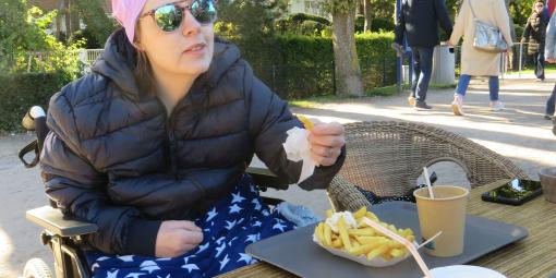Frau K. isst Pommes mit Majo Frau K. isst Pommes mit Majo