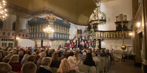 Der Gospelchor Pahlen singt in der Kirche Der Gospelchor Pahlen singt in der Kirche