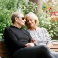 ASB Hospiz St. Klemens - Ein älteres Paar sitzt auf der Bank
